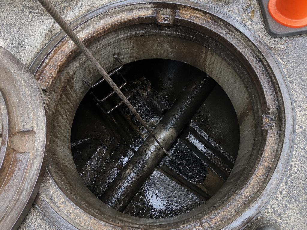 Manhole rodding in progress
